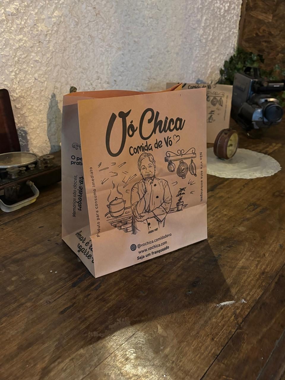 Embalagem da Vó Chica com a ilustração da vó e a história da marca