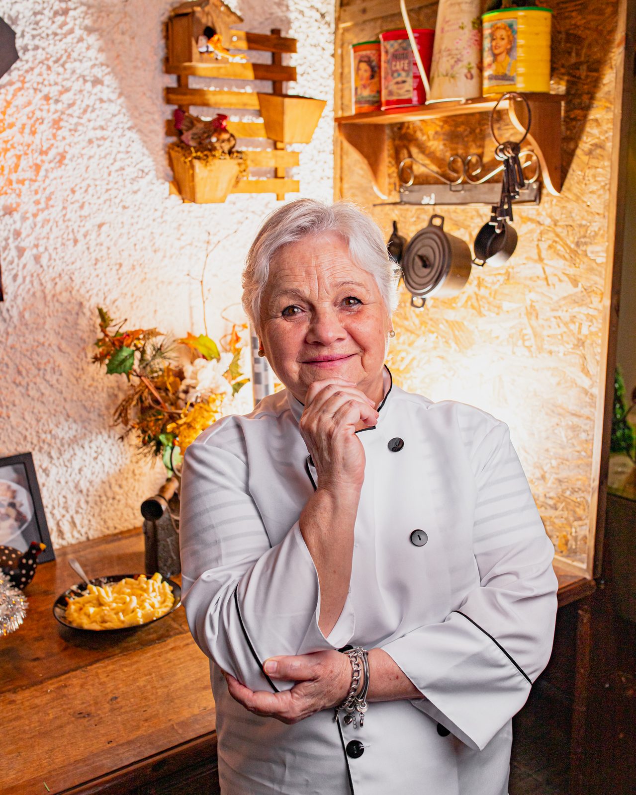 Vó Chica, a fundadora, na cozinha